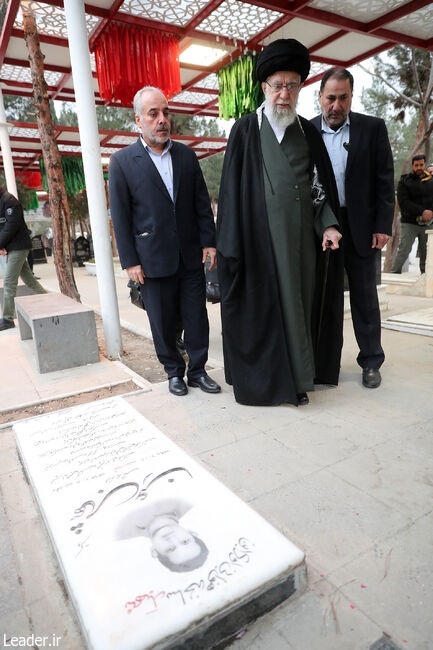 تصویر حضور رهبر انقلاب بر سر مزار شهاب رعنا یکی از قربانیان هواپیمای اوکراینی | تصویر شهاب رعنا روی سنگ قبر را هم ببینید