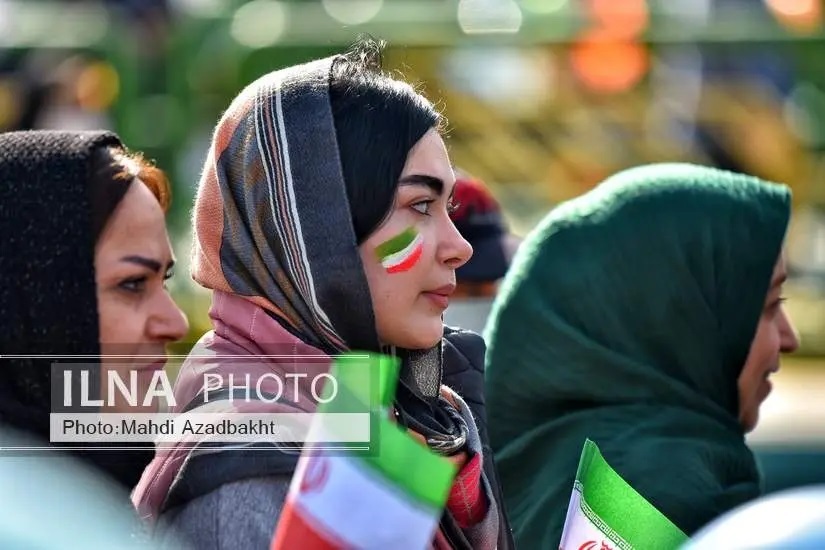 تصاویر زنان بی حجاب و کم حجاب در راهپیمایی ۲۲ بهمن ۱۴۰۲ | از زن پیرسینگ دار تا