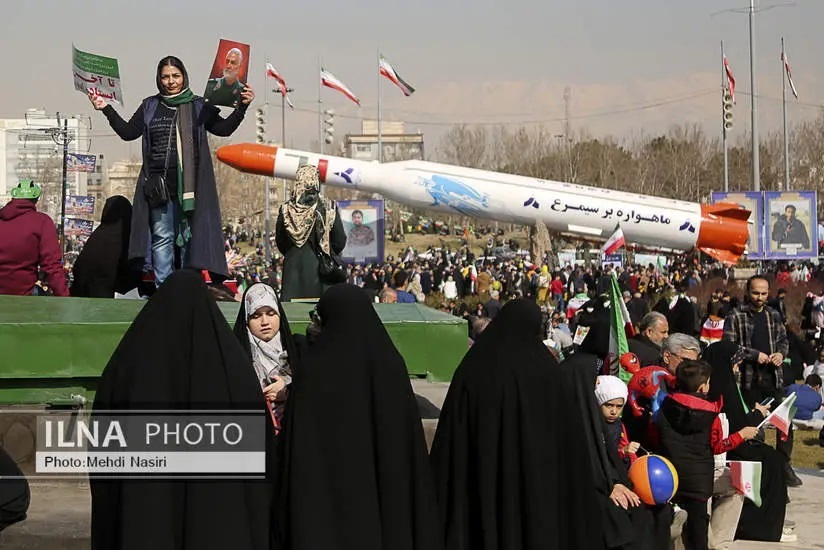 تصاویر زنان بی حجاب و کم حجاب در راهپیمایی ۲۲ بهمن ۱۴۰۲ | از زن پیرسینگ دار تا