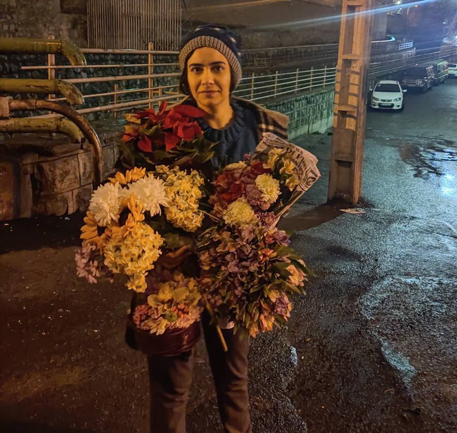 تصویر لحظه آزادی هدی توحیدی از زندان اوین | هدی به همراه خواهرش در اعتراضات  ۱۴۰۱ بازداشت شد