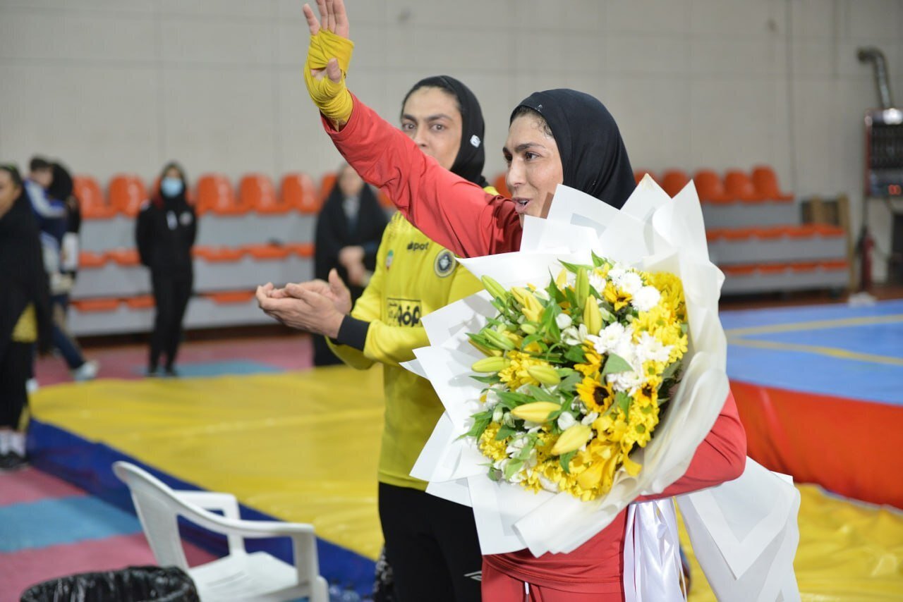 تصاویر بغض الهه منصوریان ؛ خداحافظی رسمی از دنیای ورزش | شوک ناگهانی الهه منصوریان؛ چهار گوشه زمین را بوسید