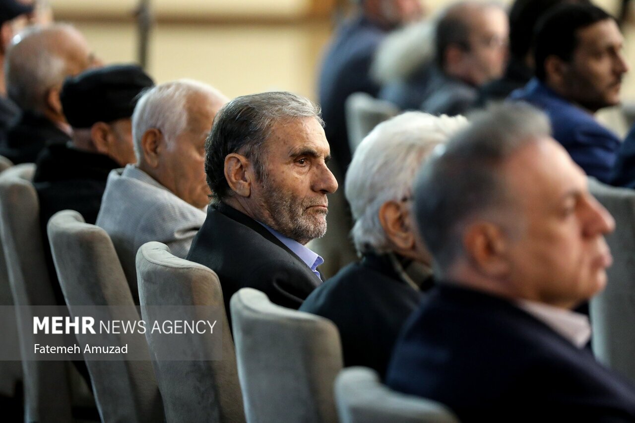 علی نصیریان کنار رئیسی نشست ؛ تصاویر و اسانی بازیگران مطرح سینما که به دیدار رئیسی رفتند | از علی نصیریان تا پورعرب، ارجمند و ...