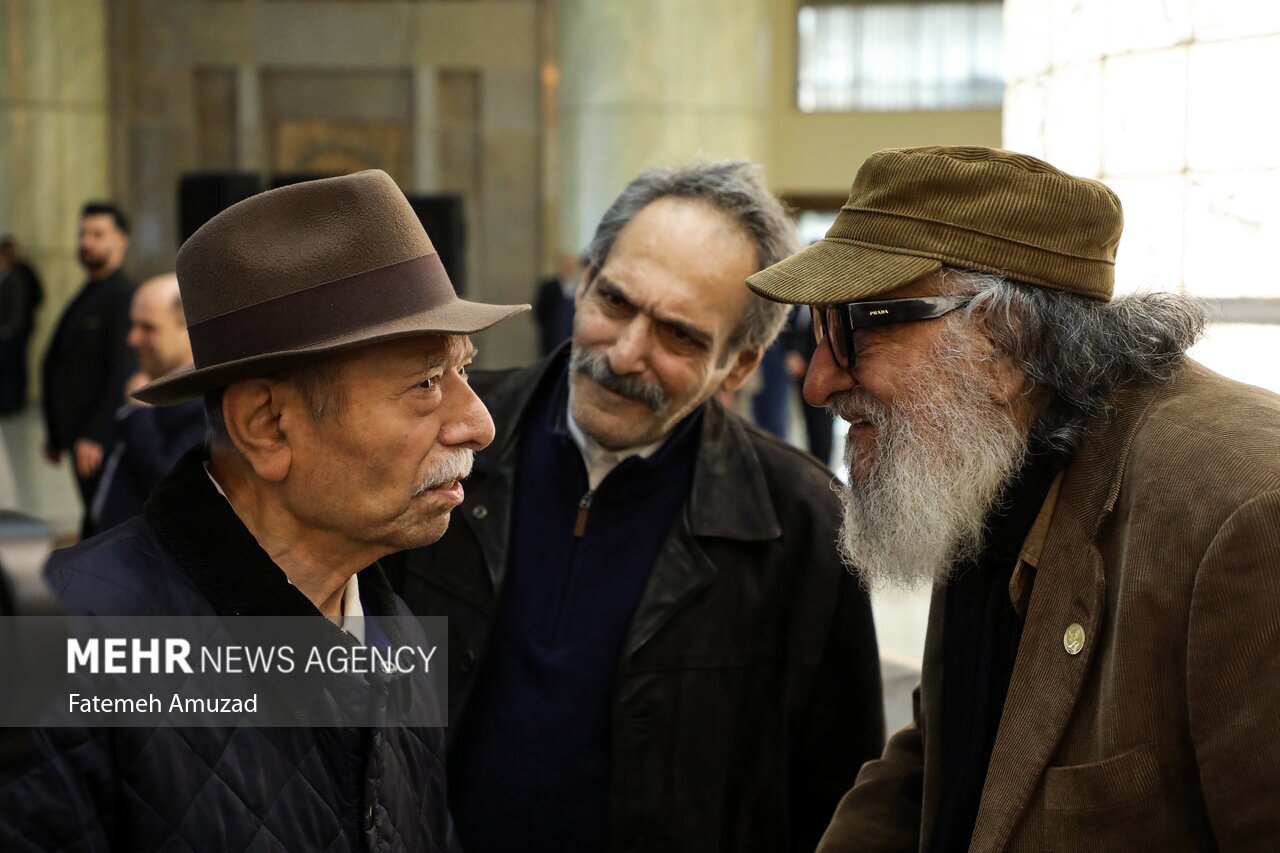 علی نصیریان کنار رئیسی نشست ؛ تصاویر و اسانی بازیگران مطرح سینما که به دیدار رئیسی رفتند | از علی نصیریان تا پورعرب، ارجمند و ...