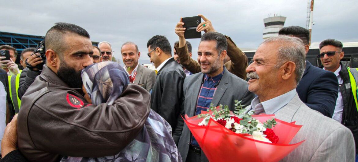 تصویر هادی چوپان در آغوش مادرش | بوسه احساسی گرگ ایرانی در روز بازگشت