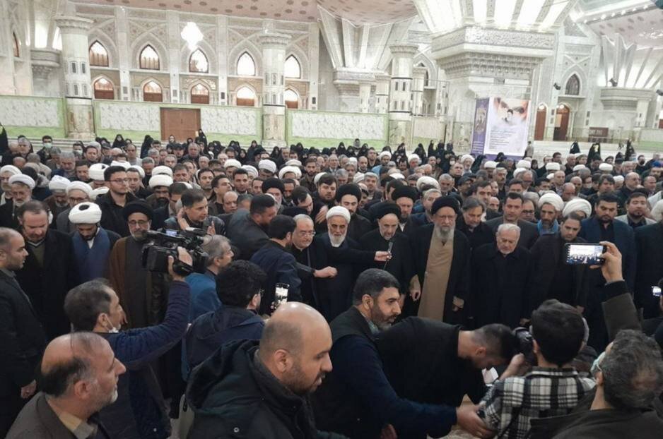 تصاویر گریه شدید و تلخ سید احمد خمینی در مراسم پدربزرگش | تصویر سید محمد خاتمی هنگام اقامه نماز بر پیکر آیت الله موسوی بجنوردی